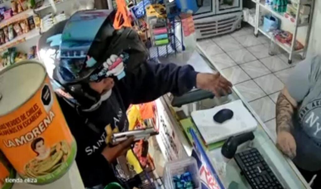 asalto con arma a empleada de tienda en Silao