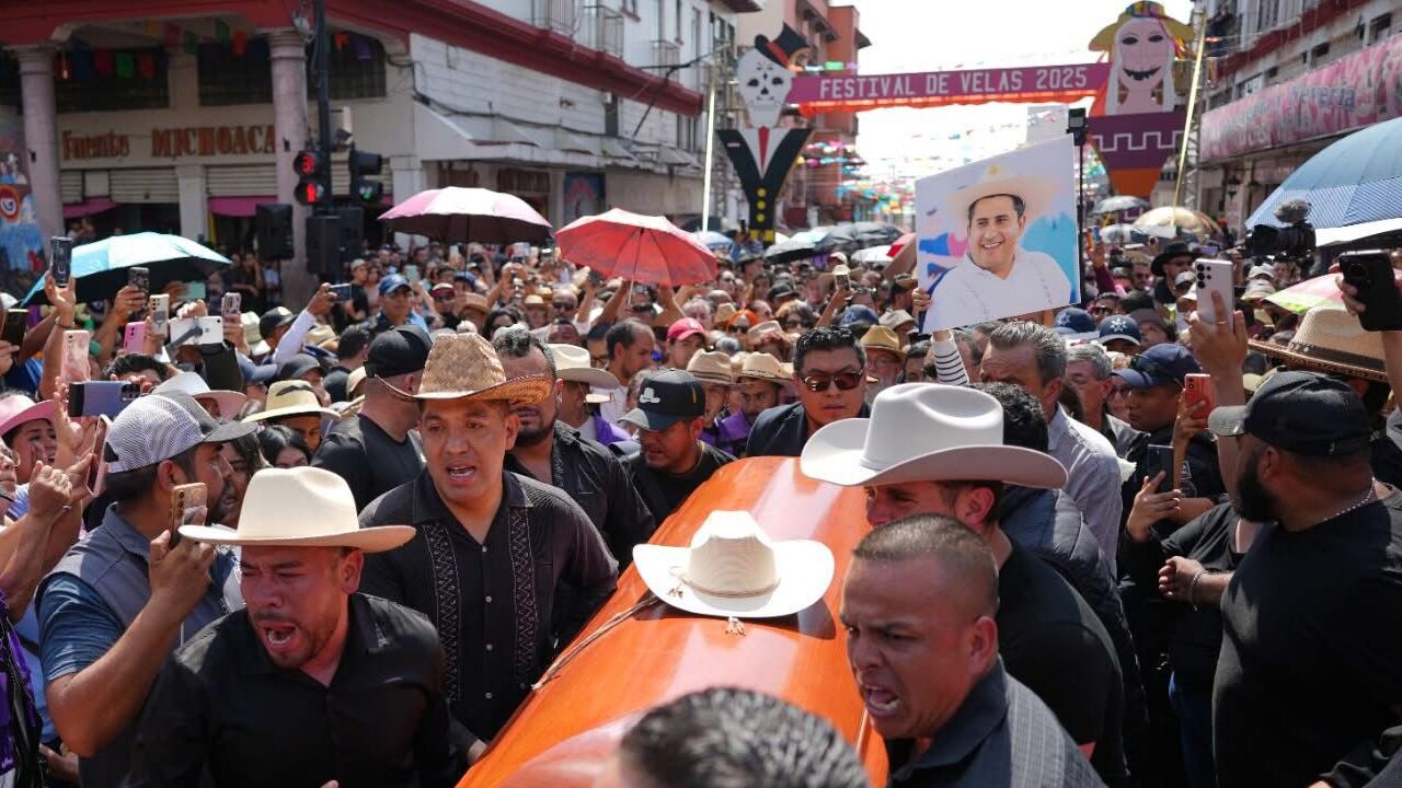 Miles de personas despiden al alcalde de Uruapan, Carlos Manzo