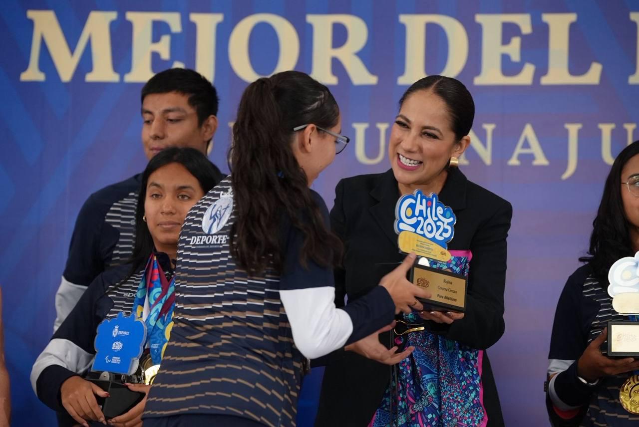 La gobernadora de la gente, Libia Denise, premia a los deportistas de Guanajuato.