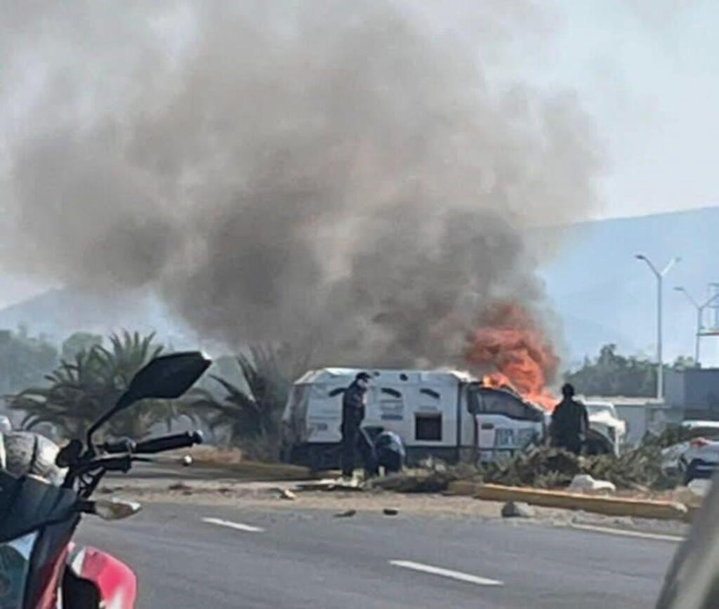 Se incendia camioneta de valores en la carretera Celaya-Comonfort - El ...