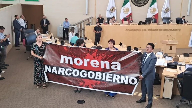 Guerra de lonas en el Congreso: diputados de PAN y Morena se lanzan ...