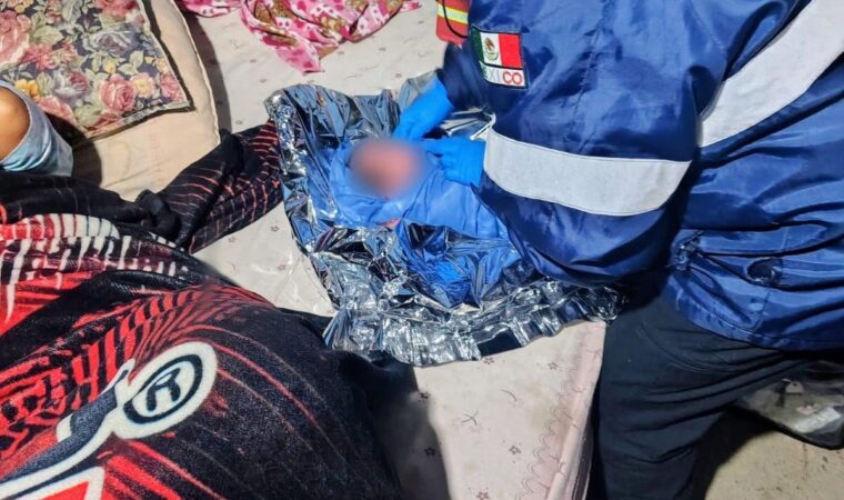 Ayudan a mujer en labor de parto