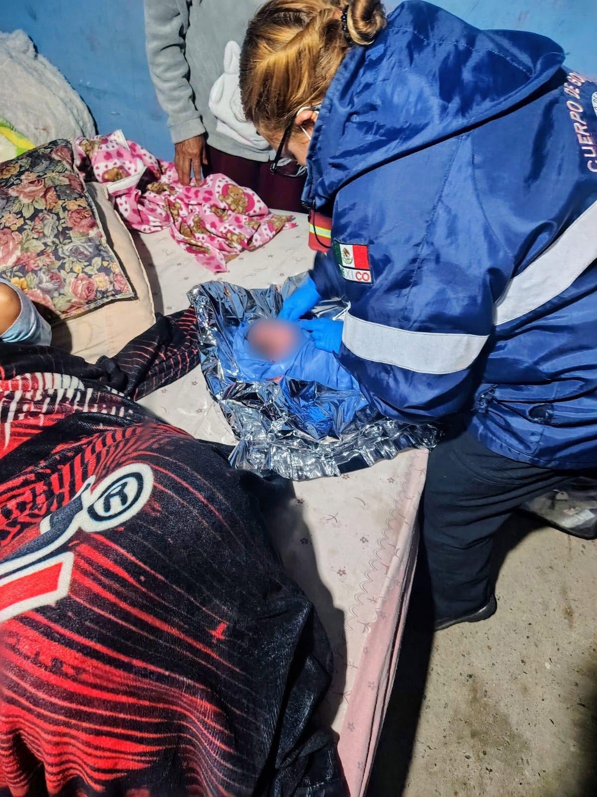Ayudan a mujer en labor de parto