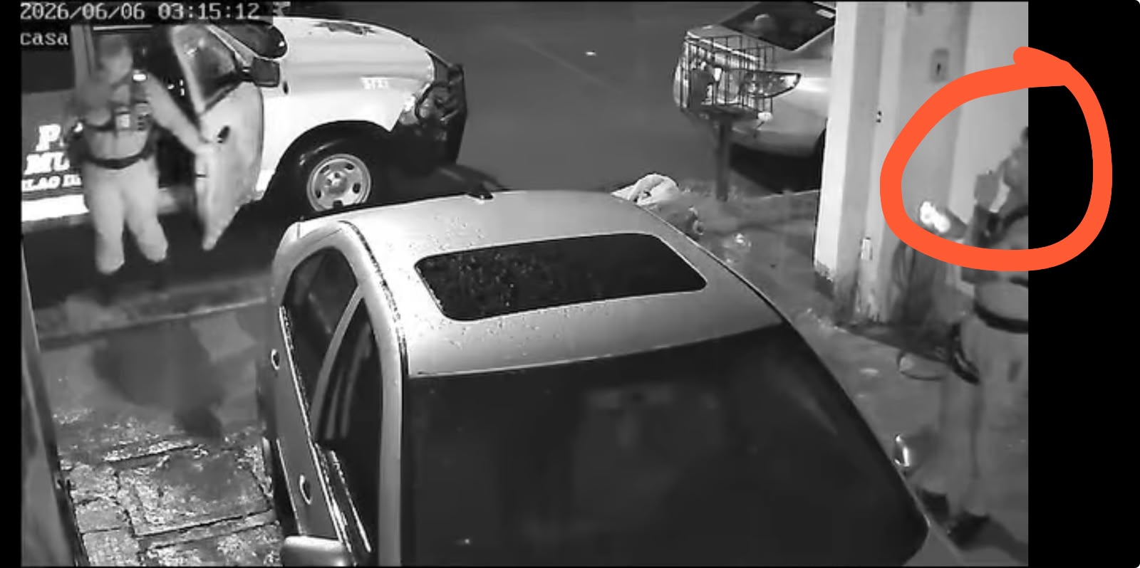 Le pide a su compañera no hacer ruido para robar