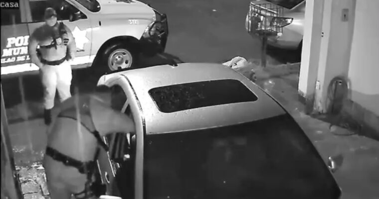 Había una cámara de seguridad y los captó robando.