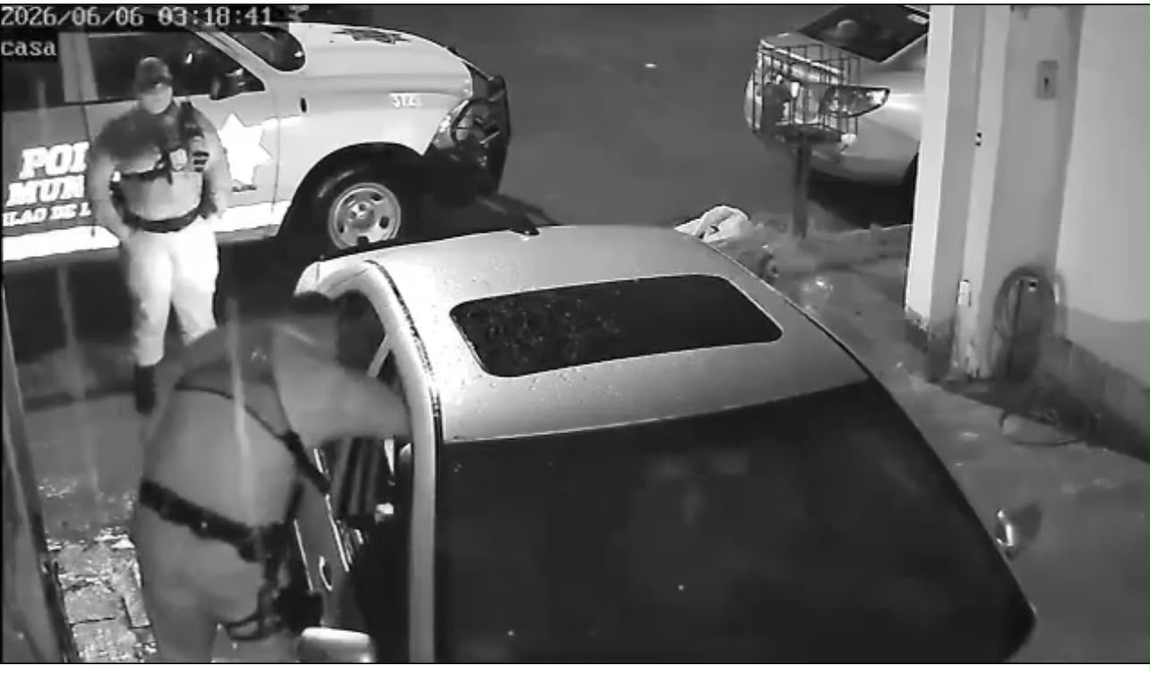 Había una cámara de seguridad y los captó robando.