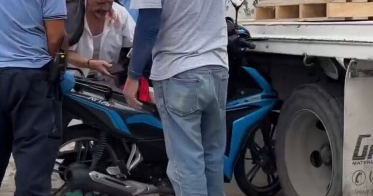Motociclista se estrella contra camión de carga