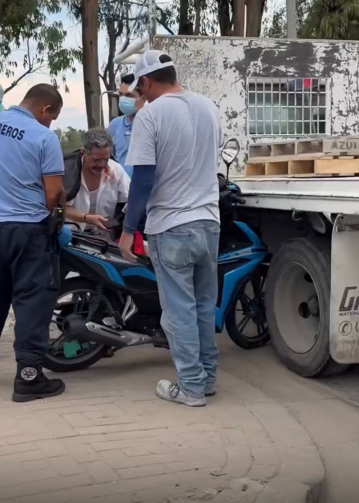 Motociclista se estrella contra camión de carga