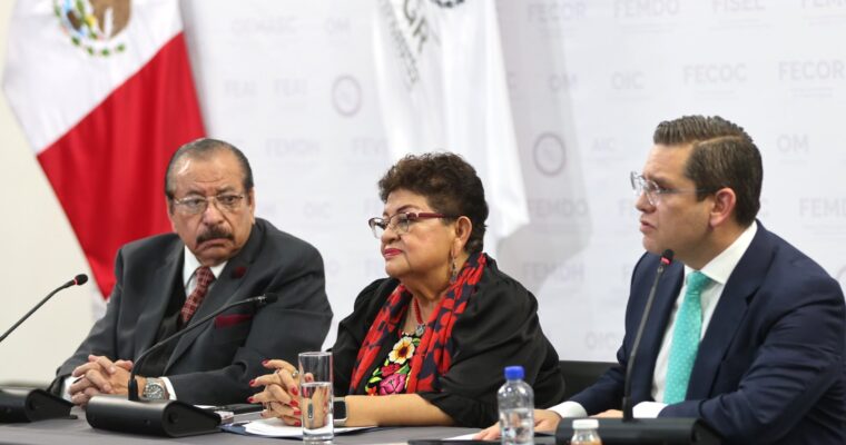 Cuestionan a Ken Salazar