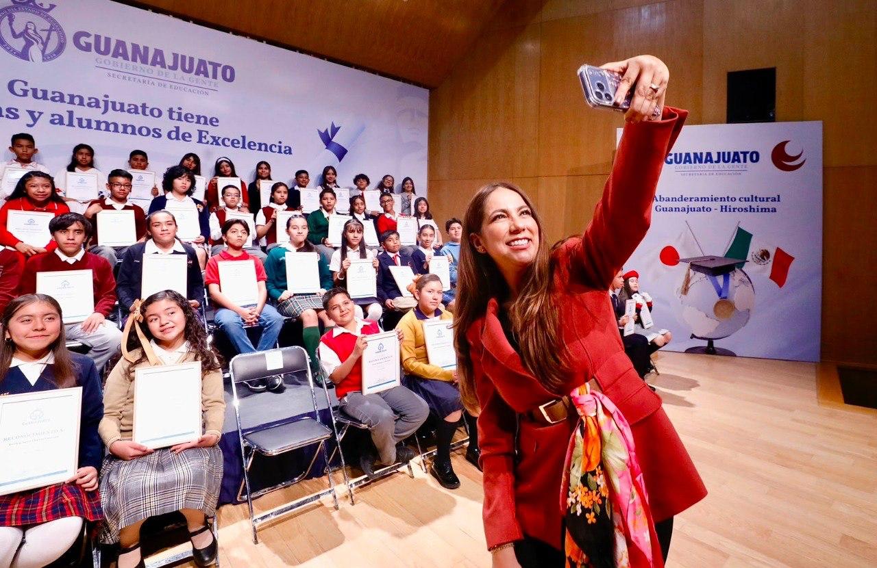 Gobernadora reconoce a estudiantes