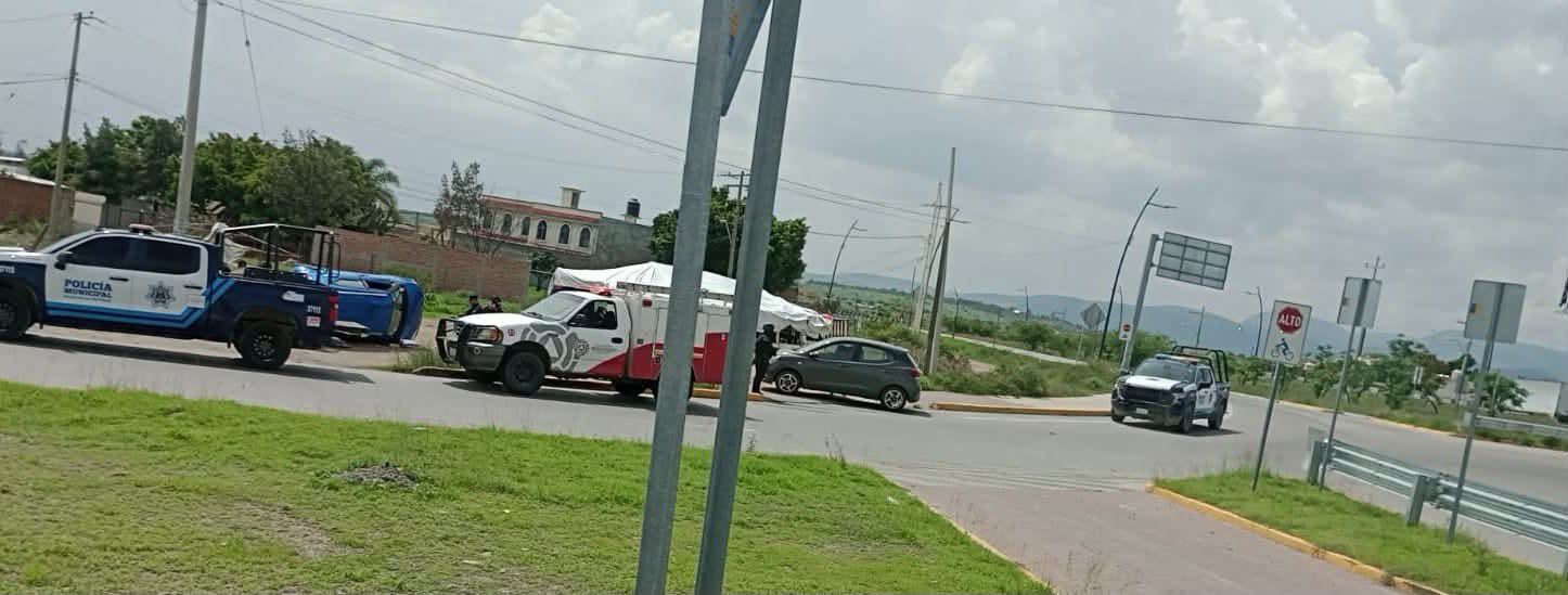 Autoridades auxilian a conductor de coche de alta gama en eje metropolitano