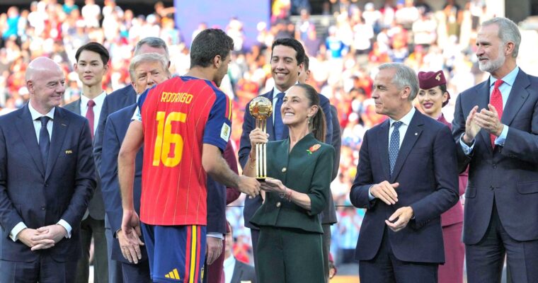 Sheinbaum entregó balón de oro