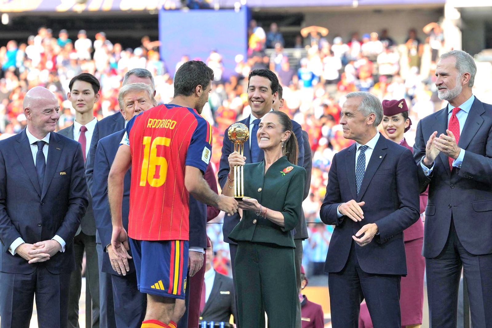 Sheinbaum entregó balón de oro