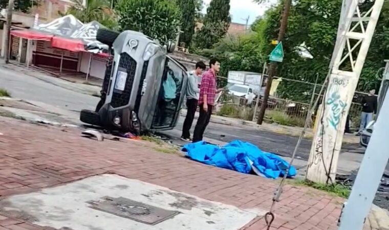 Choque y volcadura en León.