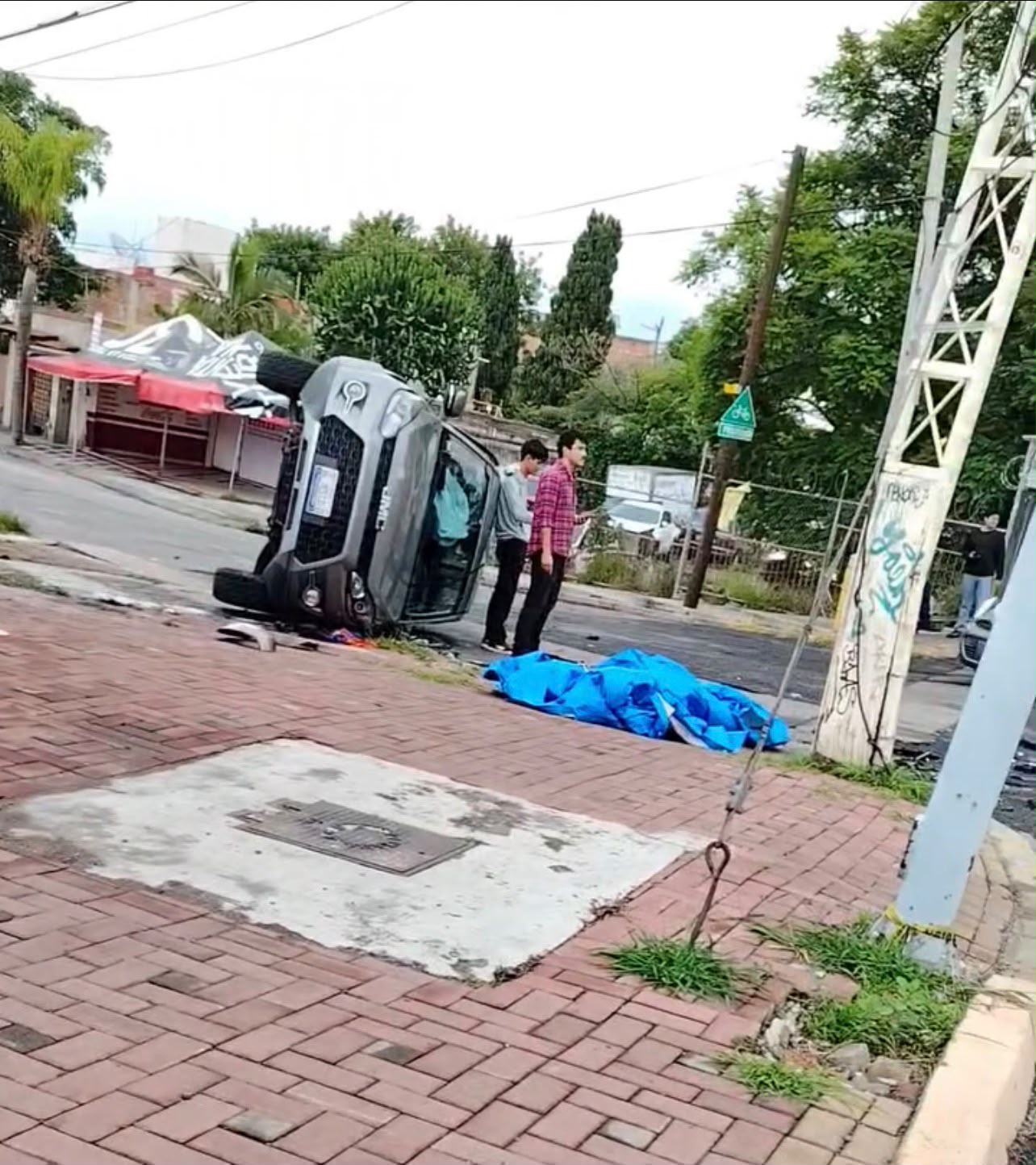 Choque y volcadura en León.