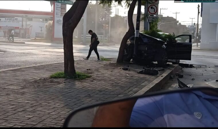 destroza auto en bulevar Campestre