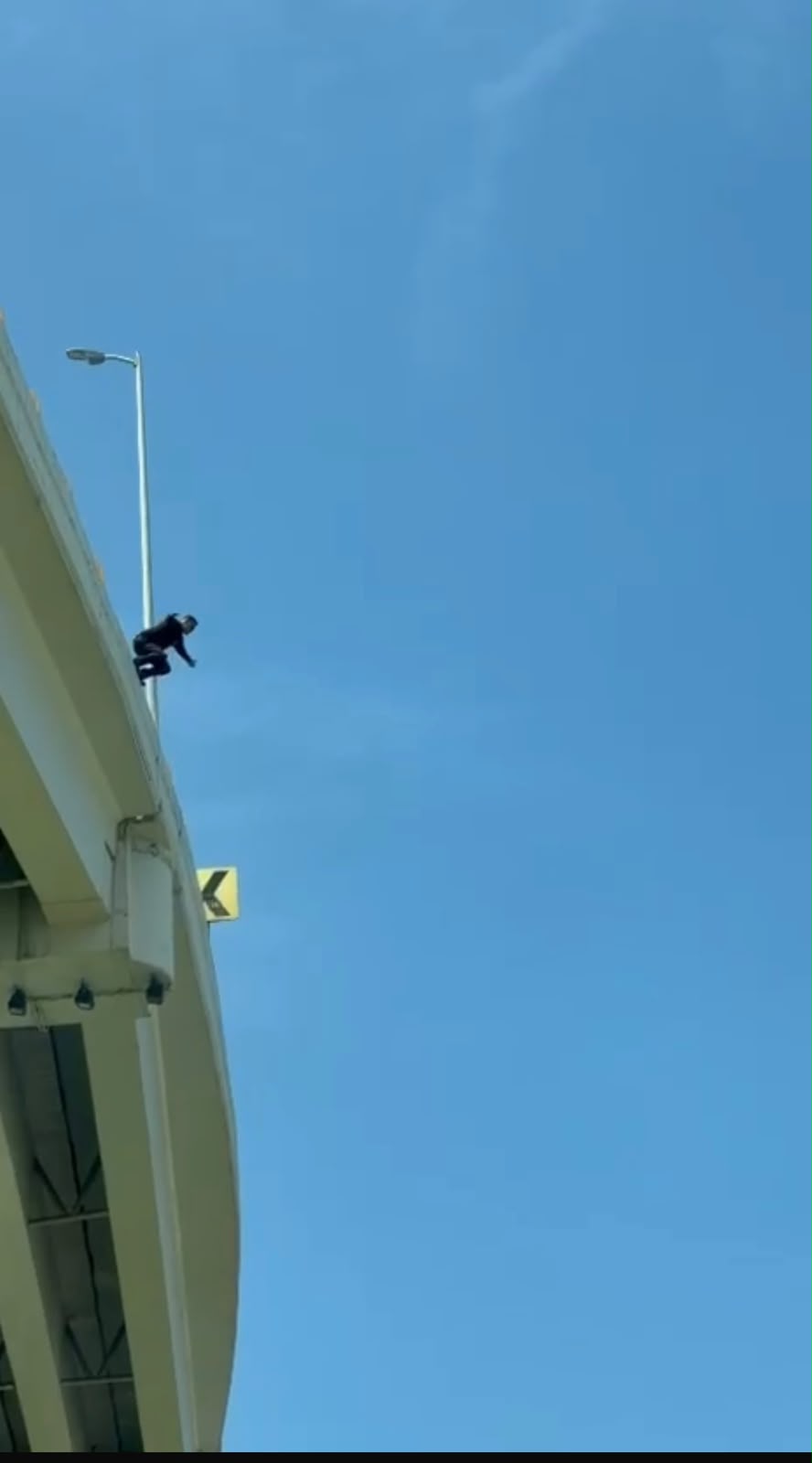 Policía se lanza desde puente Juan Pablo II