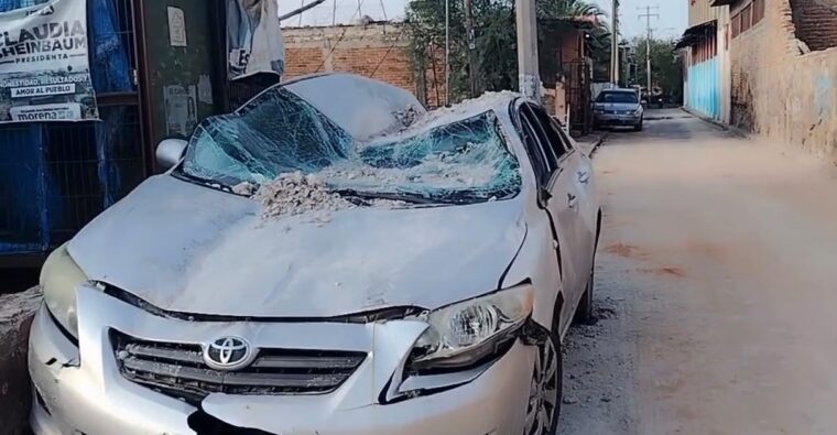 Barda caída dañó coche