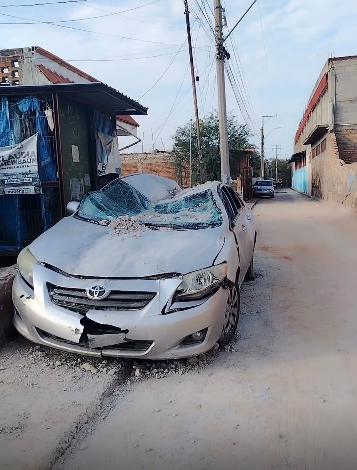 Barda caída dañó coche