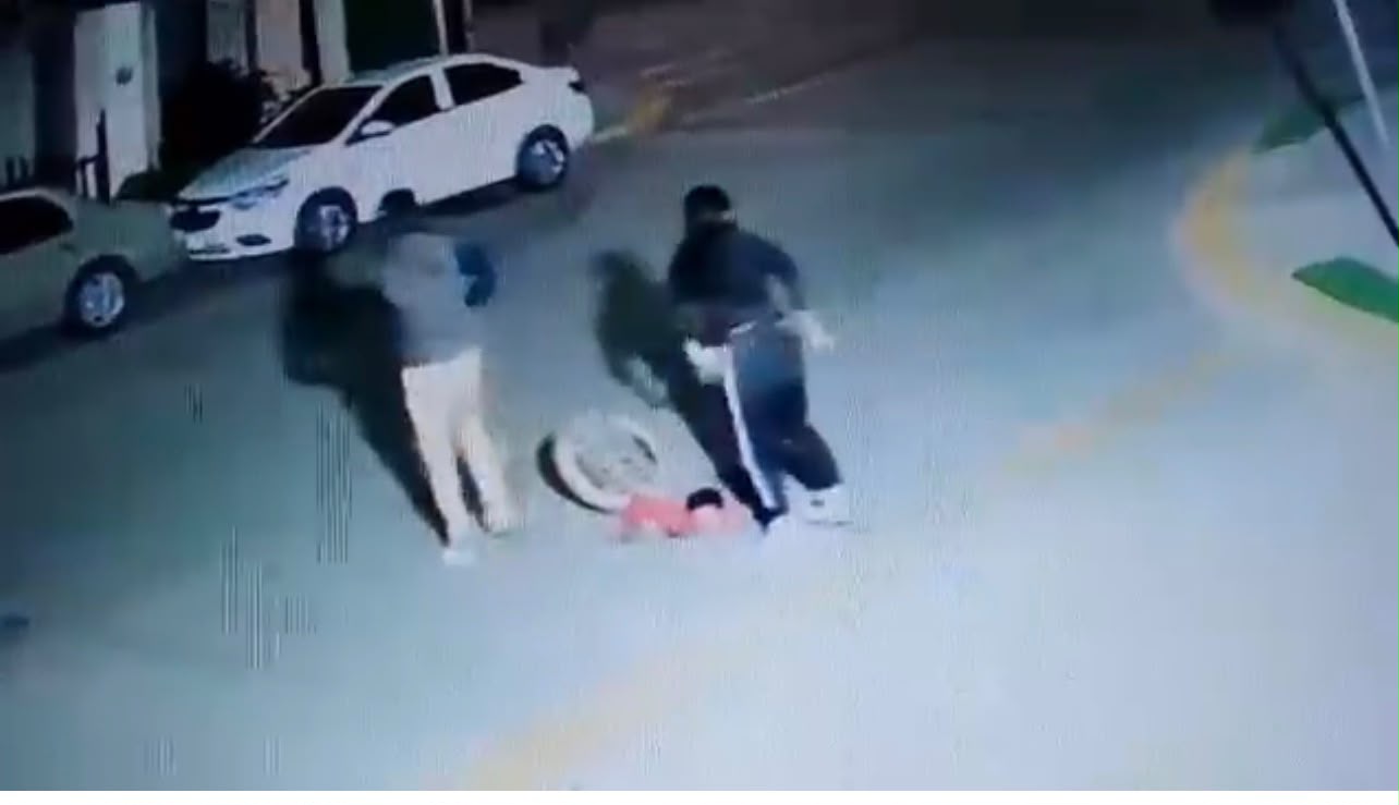 Salen de alcantarilla, de madrugada