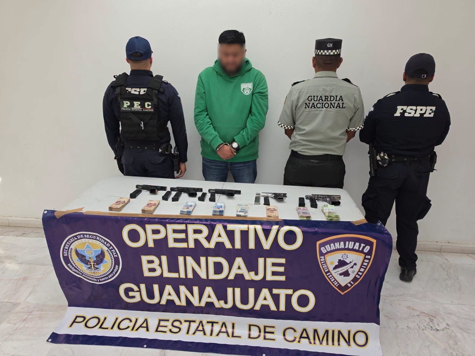 Traía dinero y armas