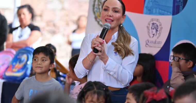 Entregan apoyo a estudiantes