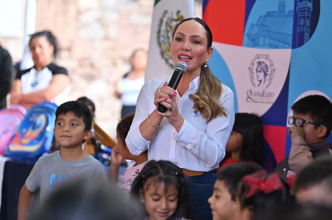 Entregan apoyo a estudiantes