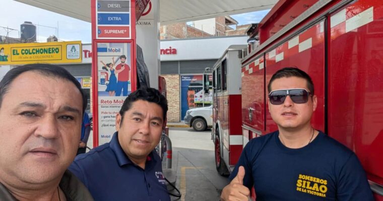 Regidor de Morena le echa gasolina de su bolsillo a camiones de Bomberos, en Silao