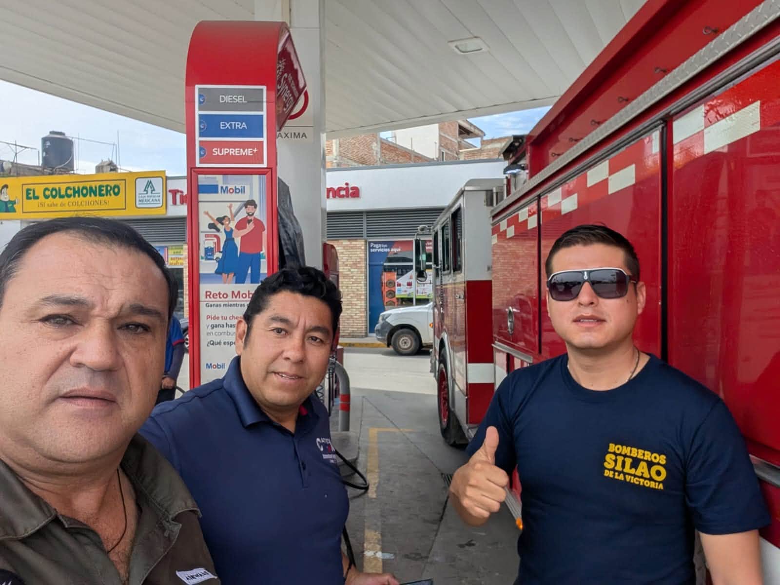 Regidor de Morena le echa gasolina de su bolsillo a camiones de Bomberos, en Silao