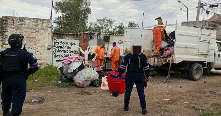 Le ayudan a pareja en Celaya