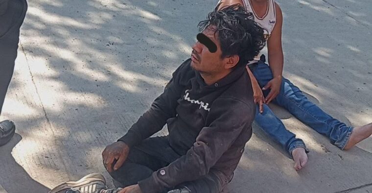 Frenan policías linchamiento