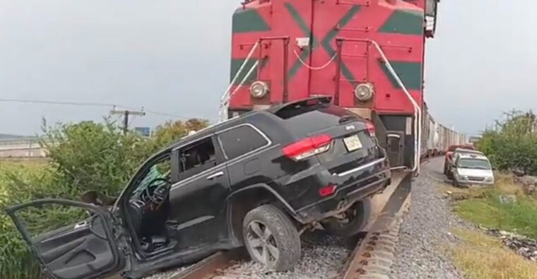 Tren embiste a Jeep