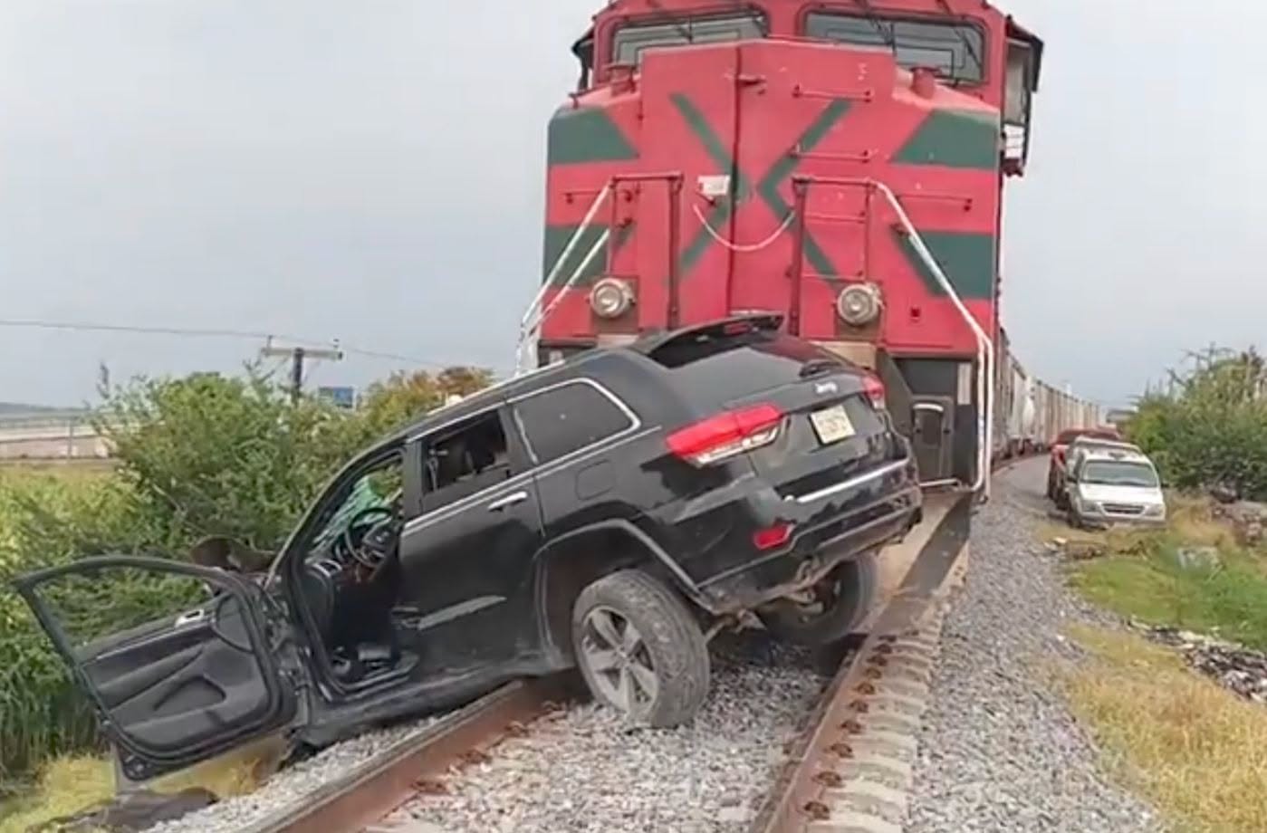 Tren embiste a Jeep