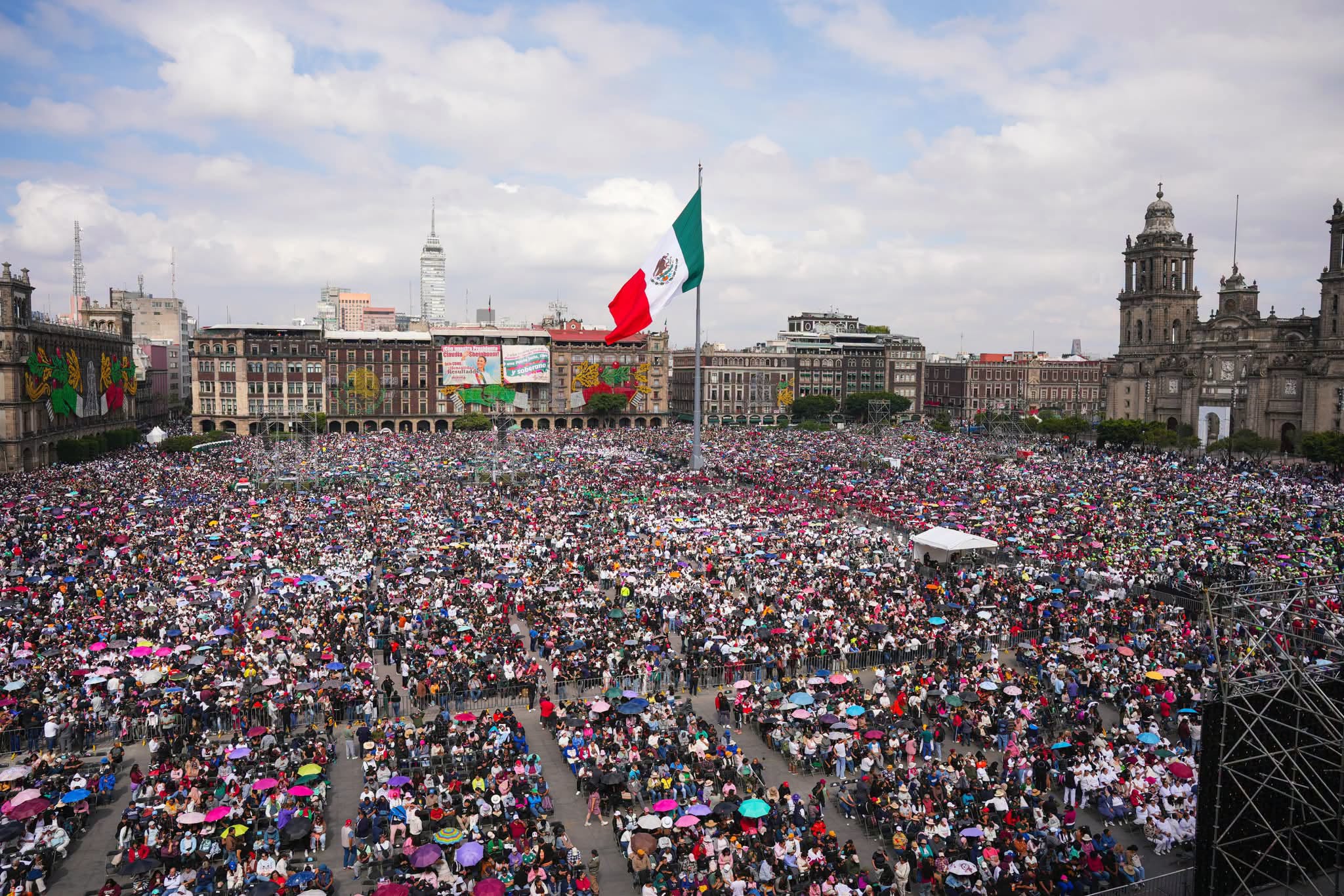 Cierra gira en el zócalo.