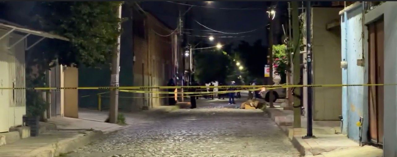 Hallan a persona sin vida envuelto en cobijas en León.