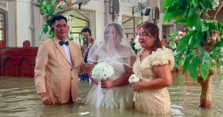 Se casa en iglesia inundada por lluvias en Filipinas