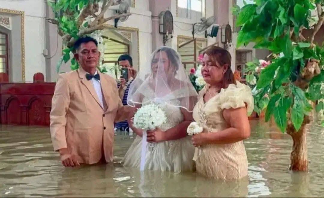 Se casa en iglesia inundada por lluvias en Filipinas