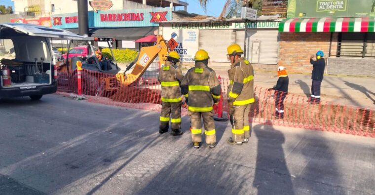 Bomberos atienden fuga de gas, en León.