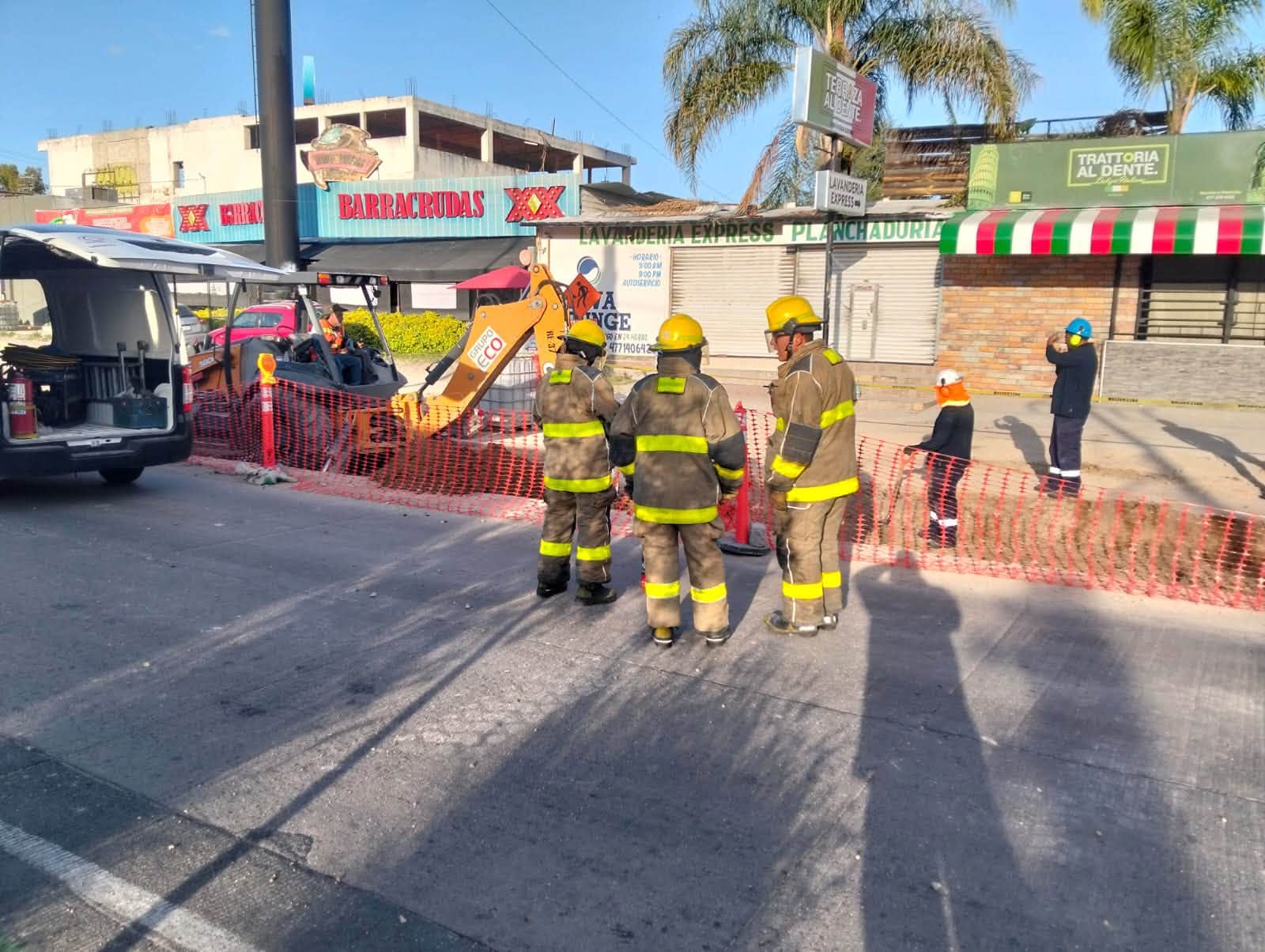 Bomberos atienden fuga de gas, en León.