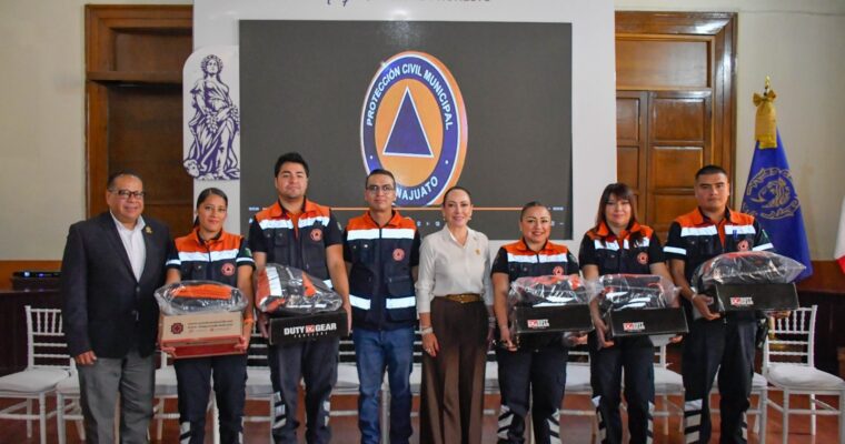 Entrega uniformes a Protección Civil