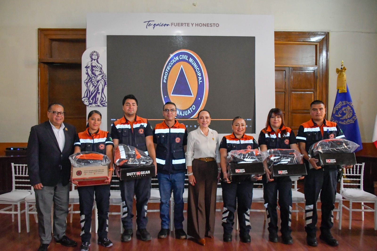 Entrega uniformes a Protección Civil