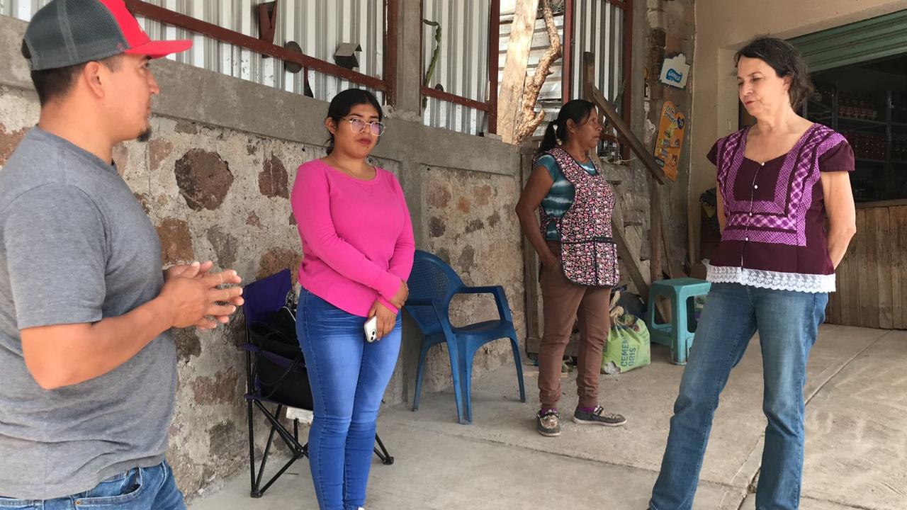 Guanajuato le ayuda a migrante deportado