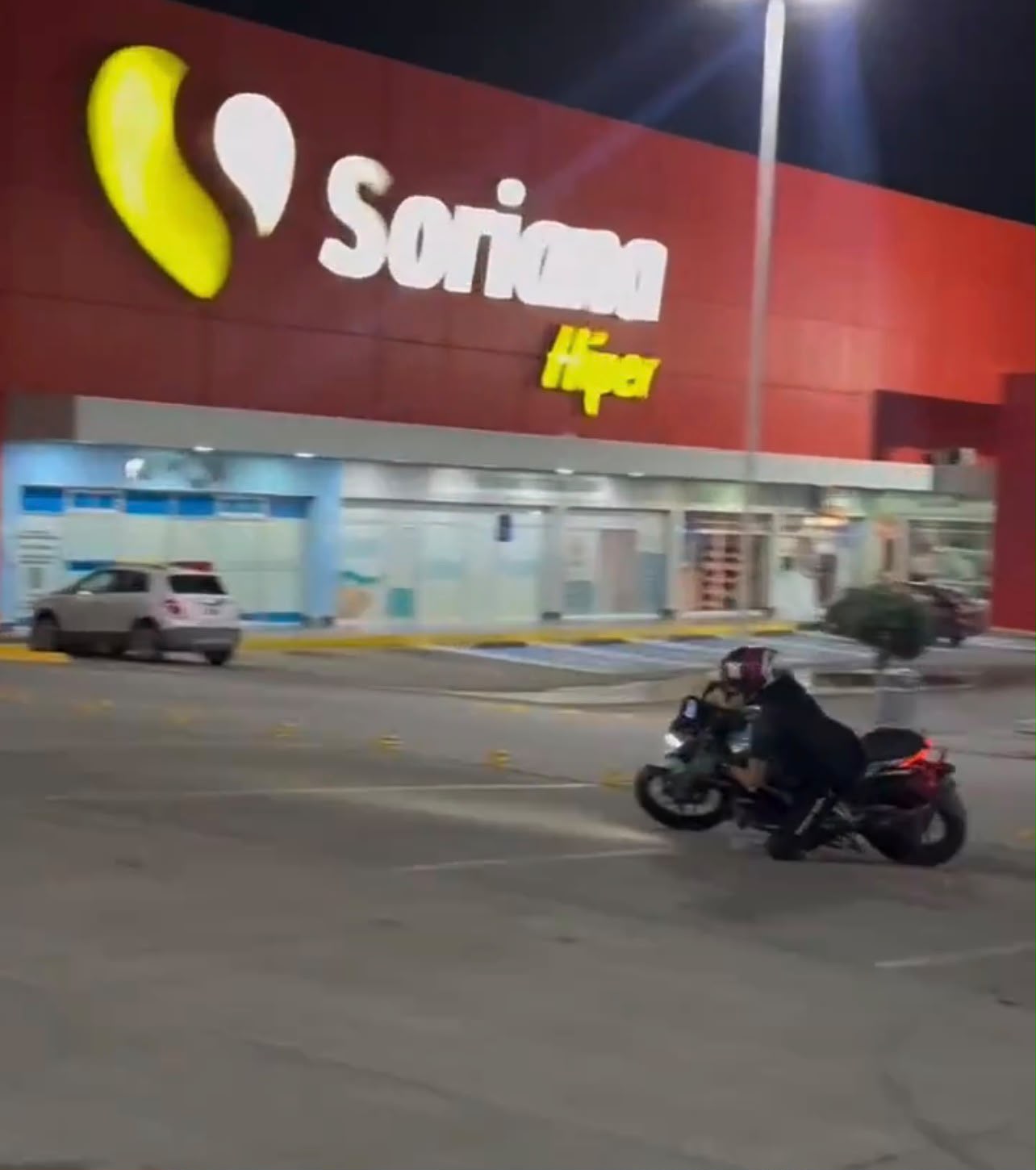 Acrobacias en estacionamientos de centros comerciales