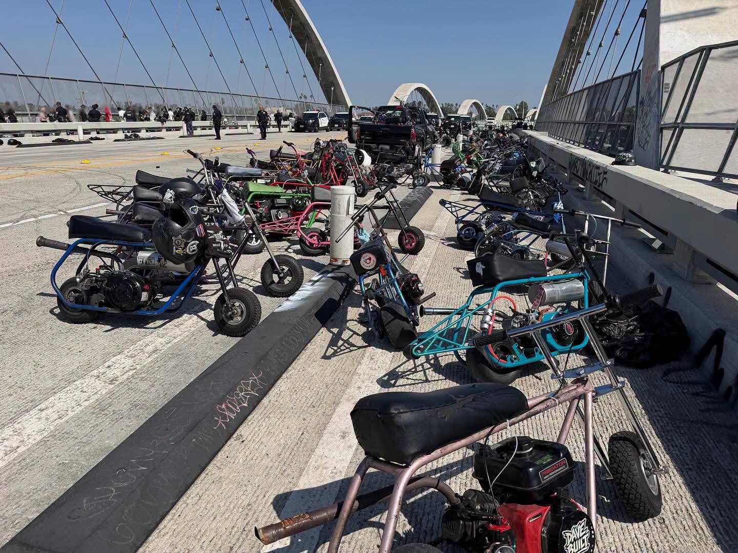 Hacían acrobacias en bicicletas motorizadas