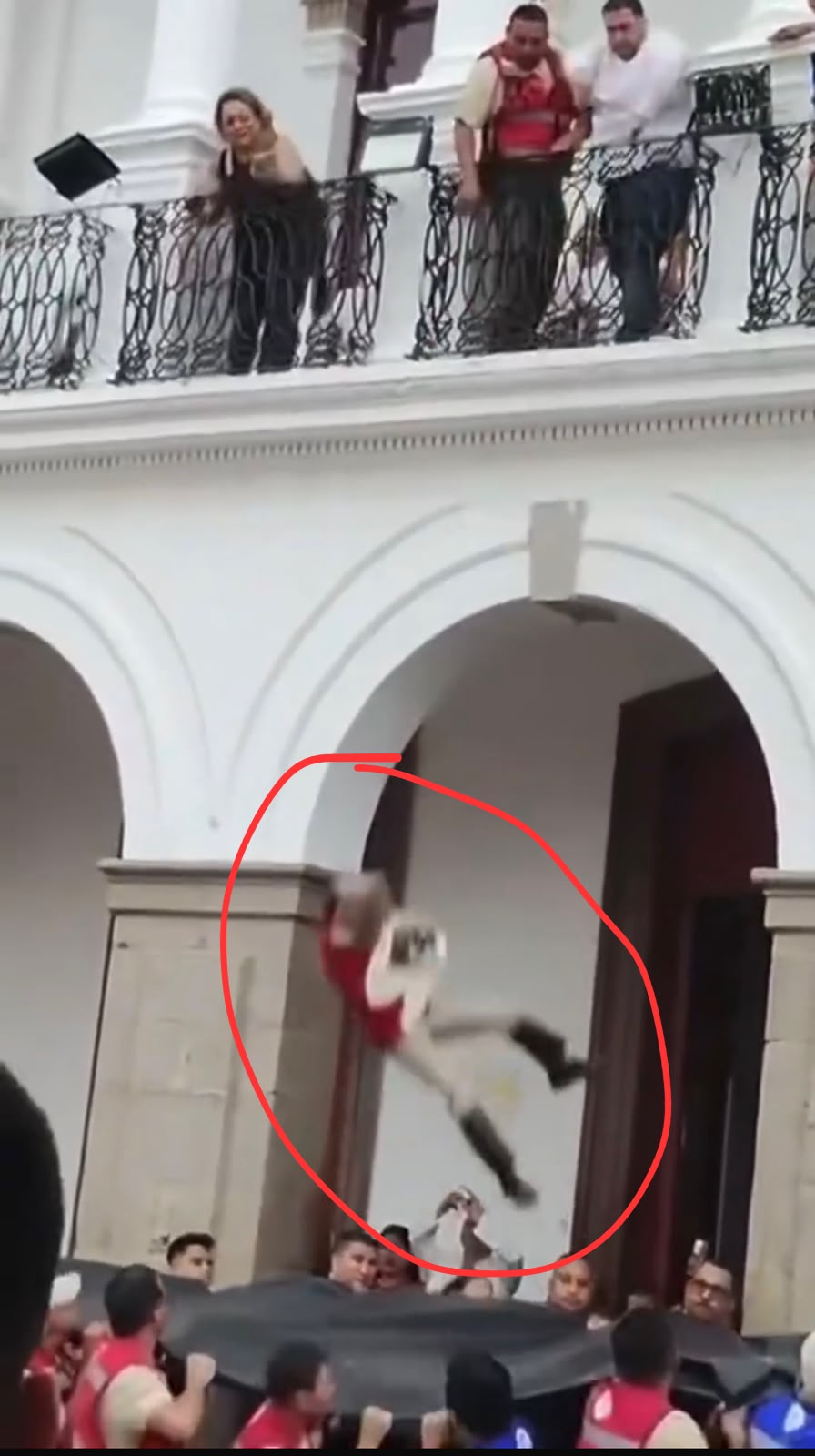 Lanzan a niño desde balcón