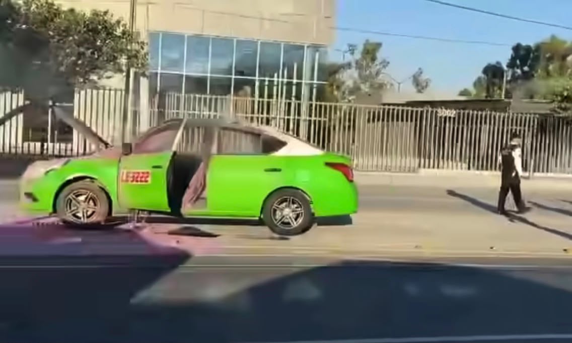 Taxi se incendia ene el bulevar Morelos