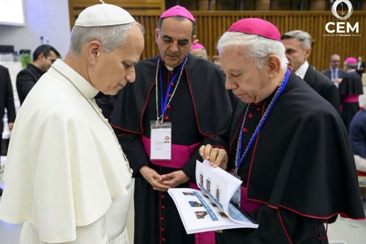 Papa León recibe libro de desaparecidos