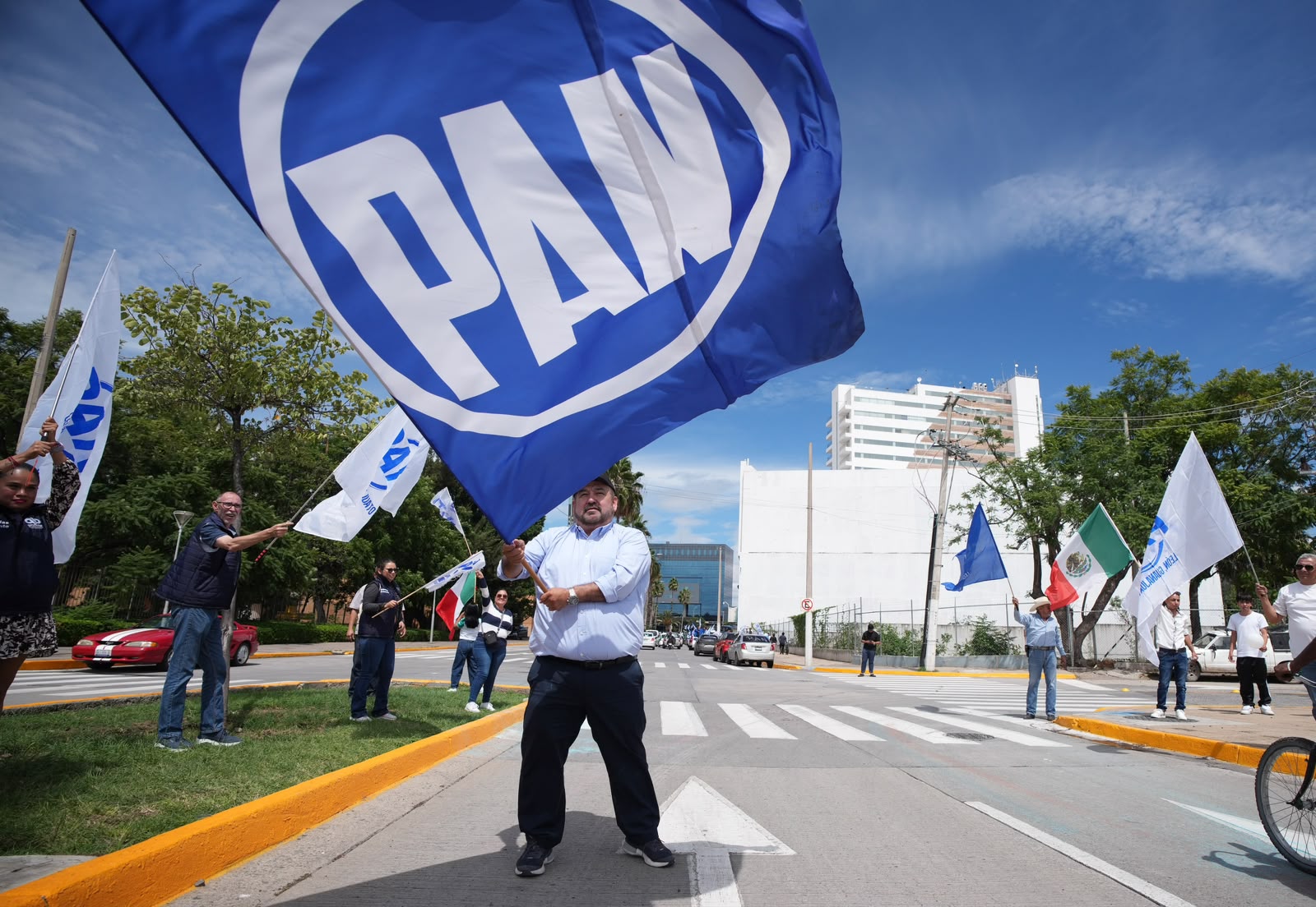 Hace caravana por el PAN
