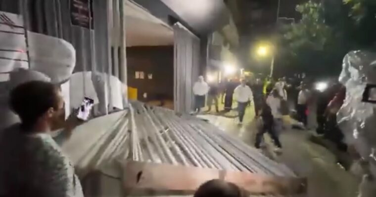 Reclaman trabajadores del IMSS