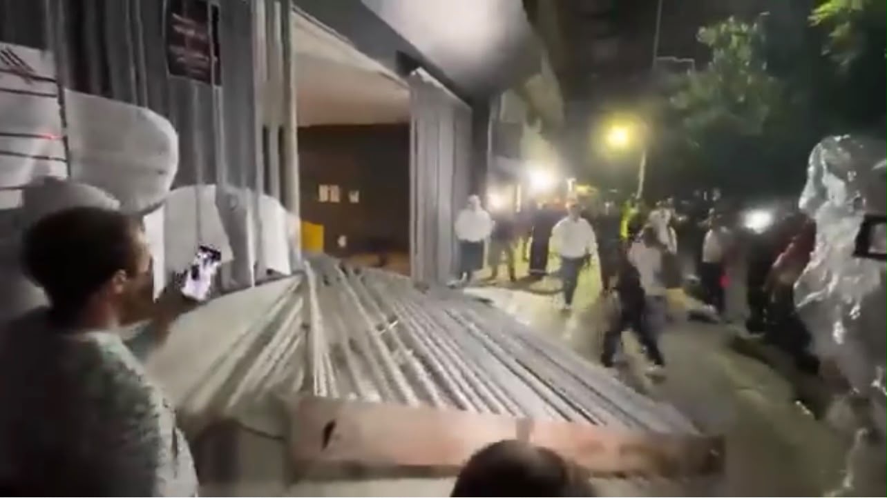 Reclaman trabajadores del IMSS